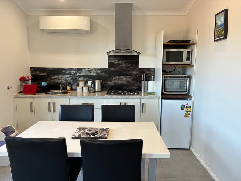 Fully equipped kitchen and dining area